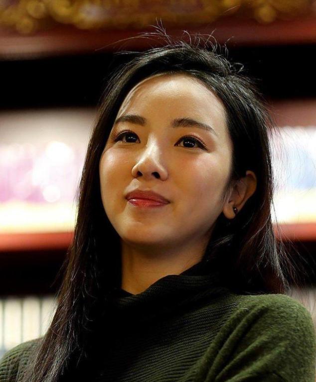 李思思现身河北县城商演，穿搭臃肿气质全无，央视名嘴落差太扎心