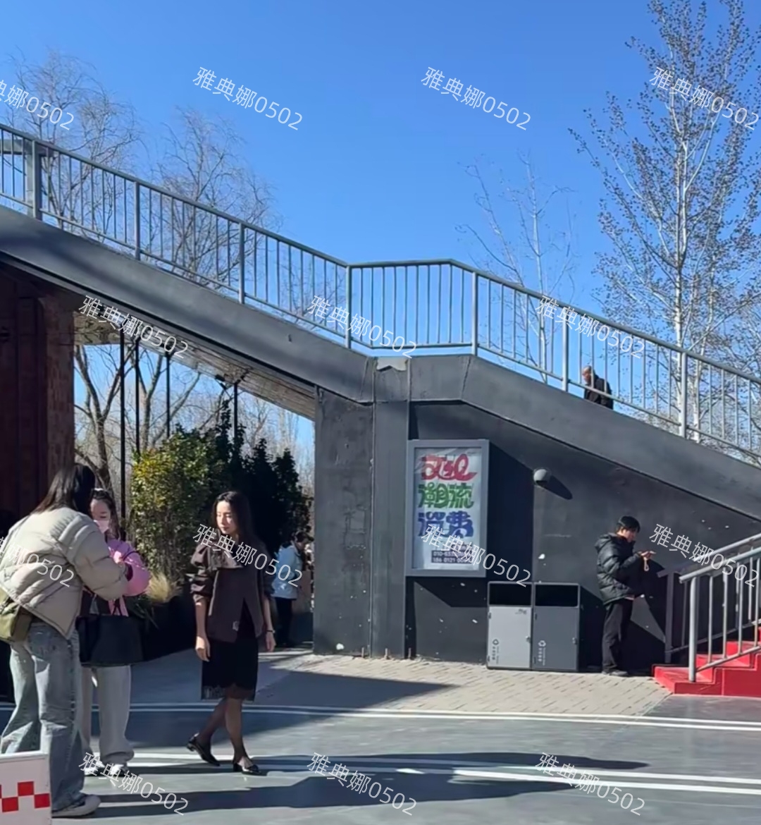 北京郎园偶遇董洁，没想到她本人居然这么矮，五官秀气但并不年轻