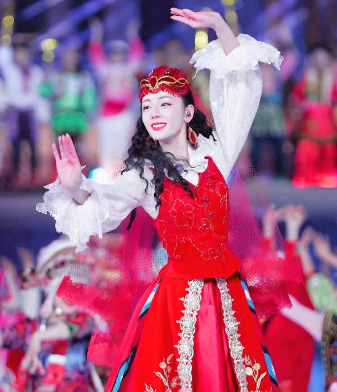 迪拜惊魂14天后首亮相！迪丽热巴一张合照，暴露了她的真实处境