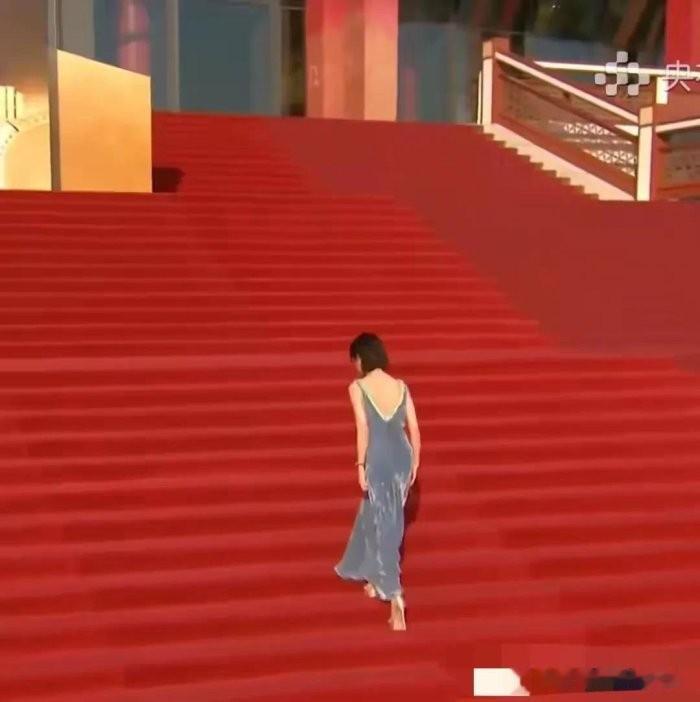 周冬雨全身上下只有脸能看了，骨瘦如柴的身材，也该增增肥了