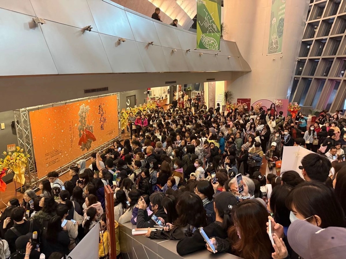 陈丽君火到台湾！首次演出8万人捧场，对粉丝的称呼让她口碑暴涨