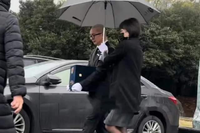 具俊晔陪S妈到墓地看大S，S妈称女婿为儿子，小S感谢姐夫付出