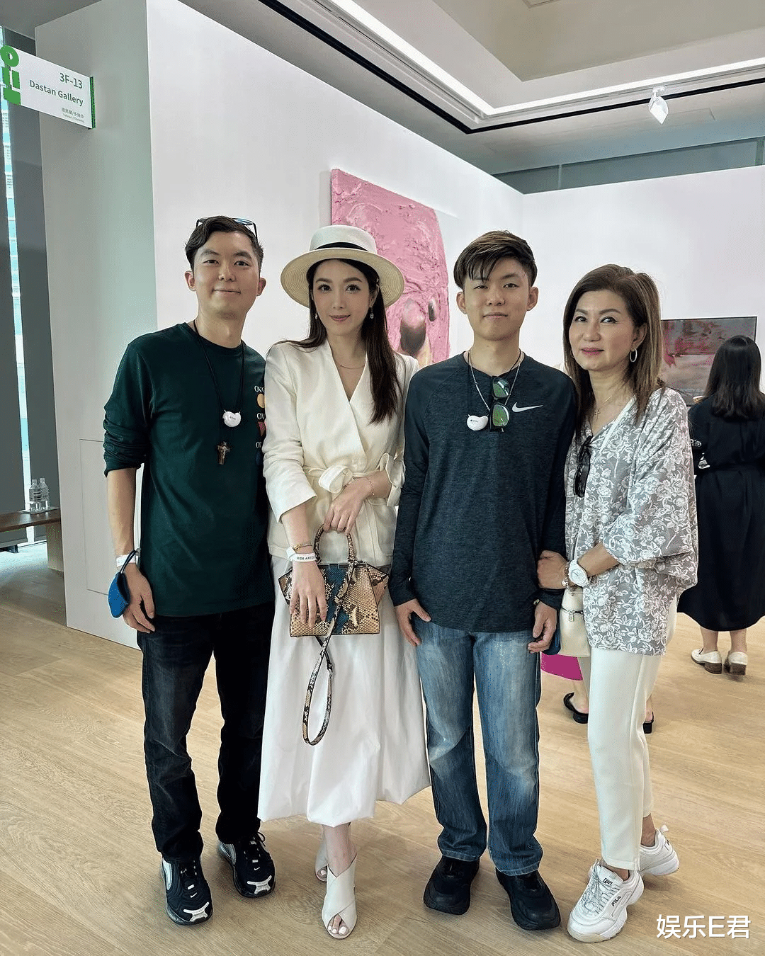 乐易玲儿子举办画展，TVB艺人集体捧场合影留念，网友：权力变现