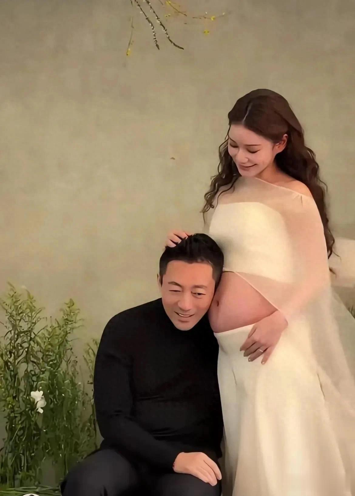 马筱梅孕照最新出炉，夫妻俩恩爱合体，汪小菲一脸宠溺！