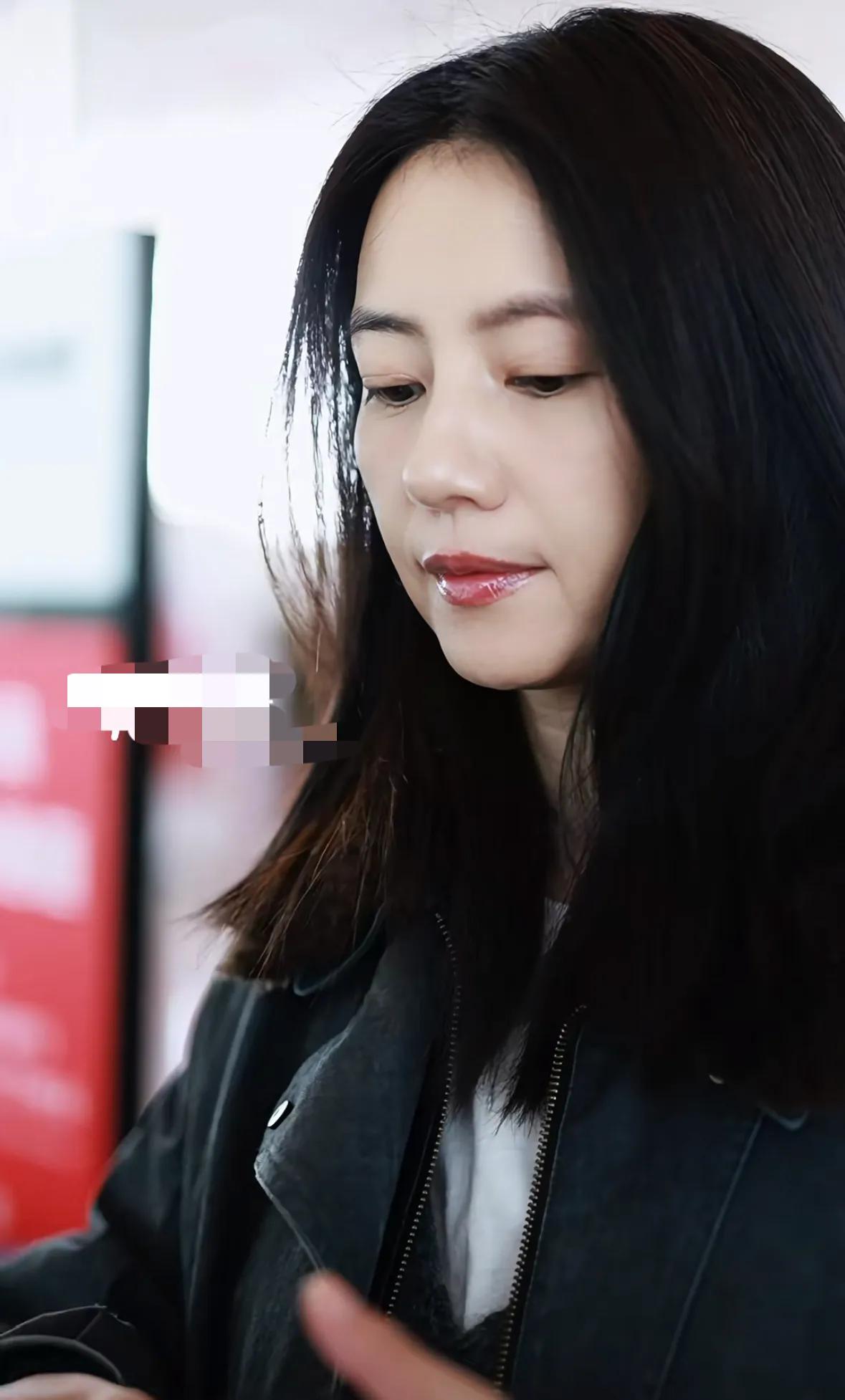 高圆圆现身机场,穿牛仔外套工装裤打扮休闲,无惧素颜直接摘口罩