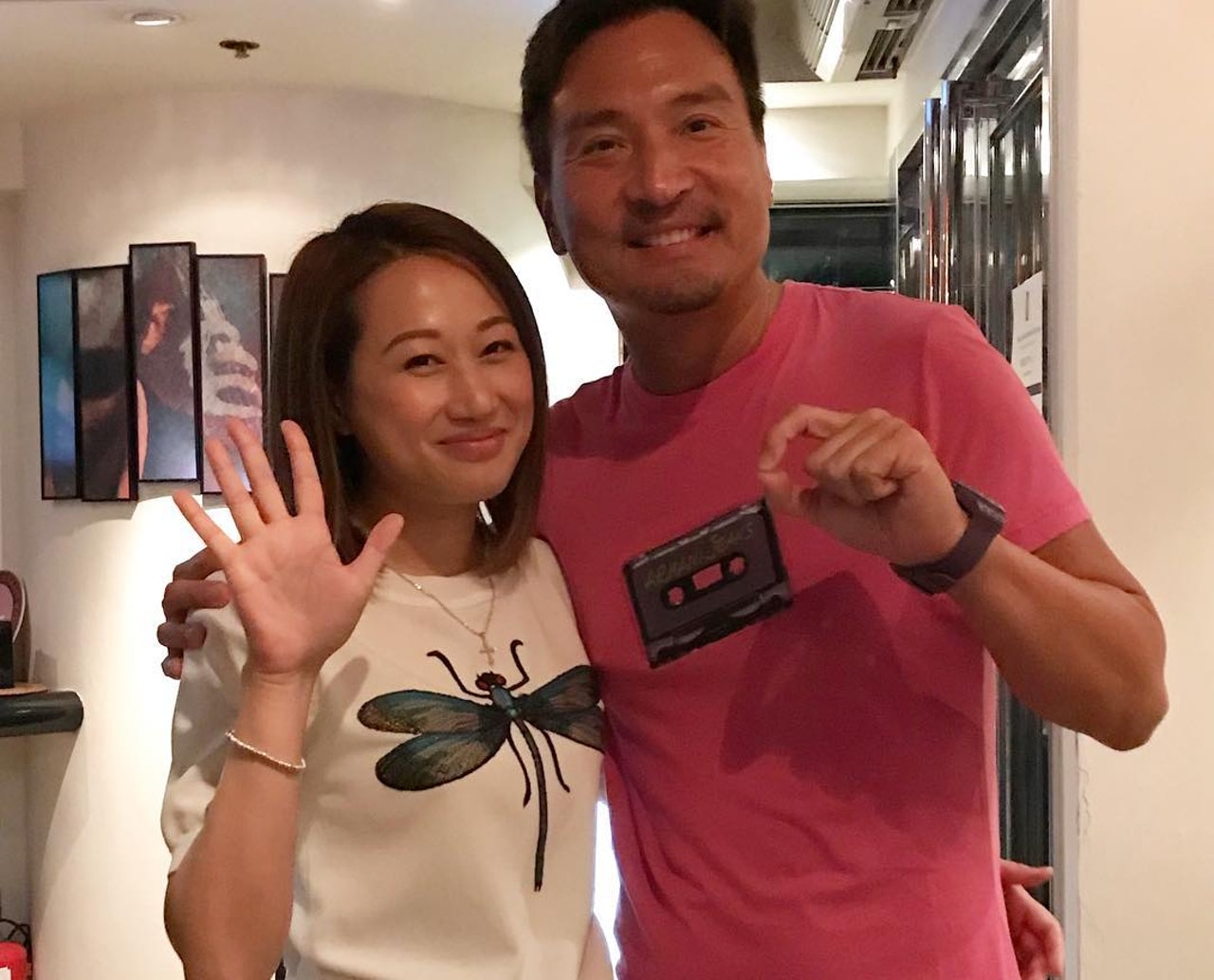 45岁TVB绿叶携夫出席寿宴，前男友也在场，三人大方合照笑容灿烂