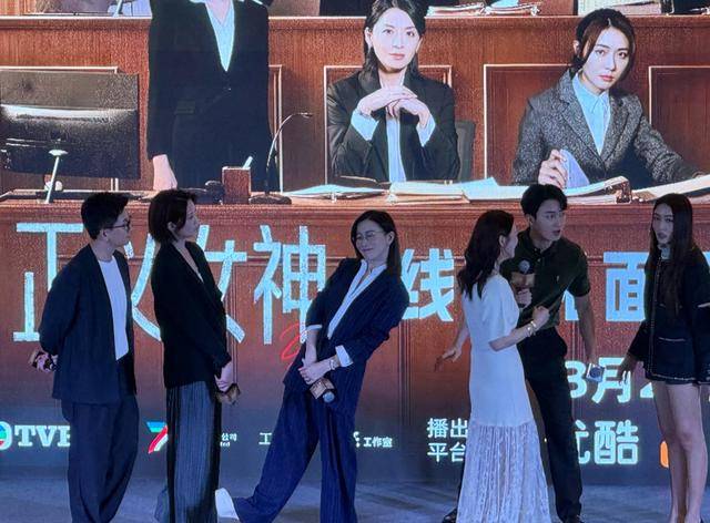 51岁佘诗曼现身新加坡,生图下脸凸有褶子,穿红衣遭吐槽像服务员