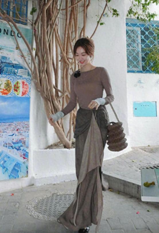 姜妍私服穿搭真时髦！紧身上衣+不规则半身裙，窈窕曲线好抢镜！