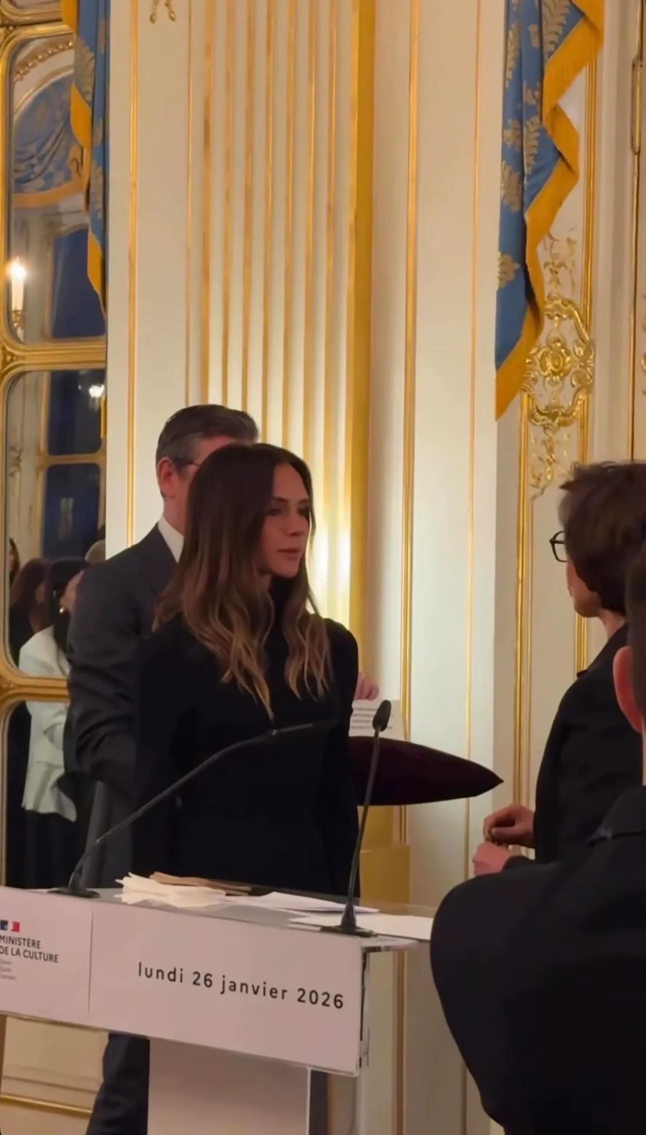 贝克汉姆拿14万爱马仕包，小七穿黑裙漂亮，维多利亚授勋很荣耀