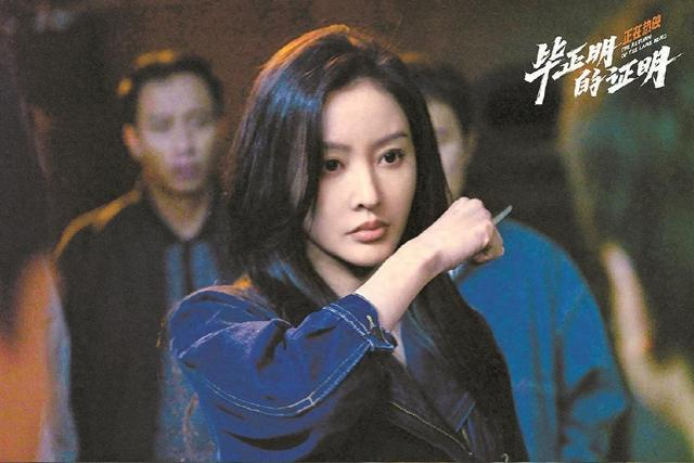 张天爱直播抓拍变样引热议，幽默回应为新戏增肥：演员的底气，从不是完美皮囊