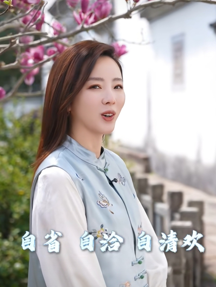 李思思分享生活感悟，新中式蓝马甲配披肩长发，知性优雅好漂亮