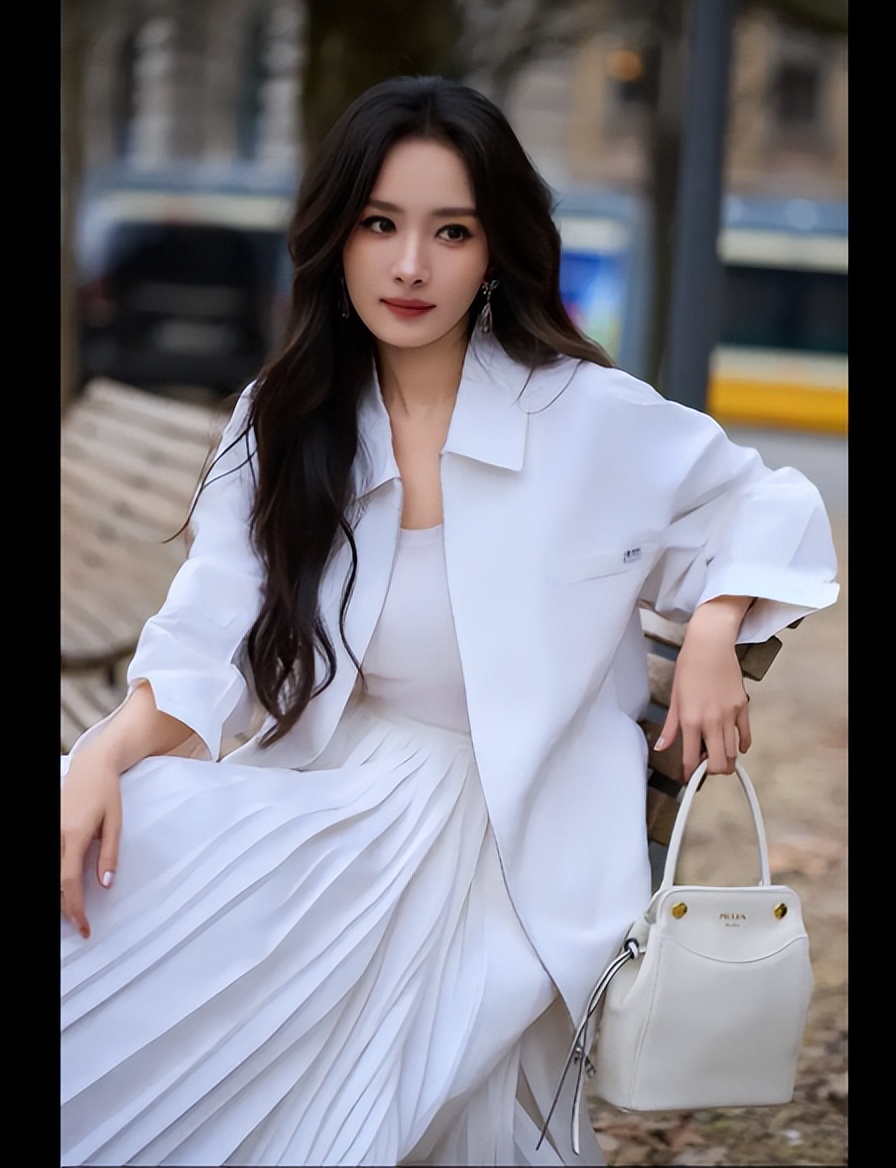 杨幂白色套装出镜,长发微卷,女人味十足!