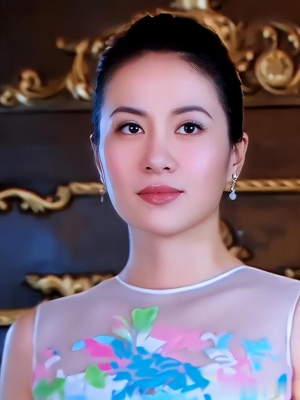 选美冠军又是学霸，才貌双全却至今未婚，46岁她转战新赛道又火了
