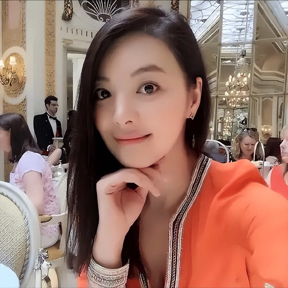 原配去世1年多，她嫁大25岁富豪，继子比她大1岁，如今是顶级富豪