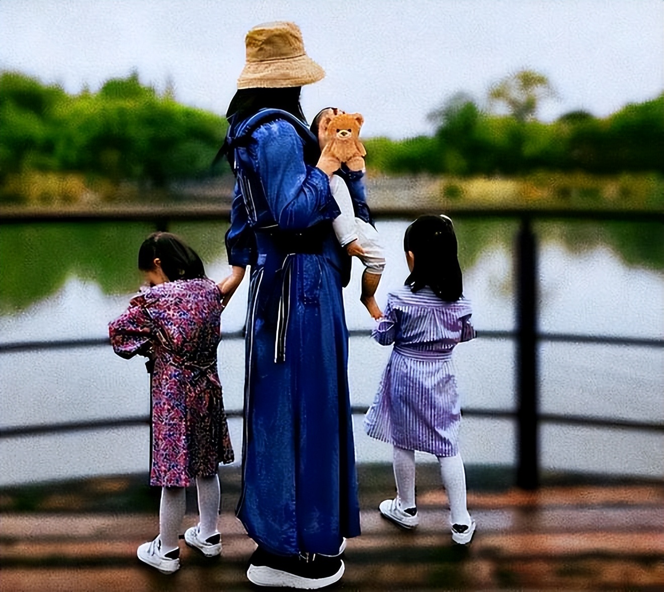 44岁谢娜晒瑜伽美照，练高难度倒立又美又飒，全身零赘肉保养超好