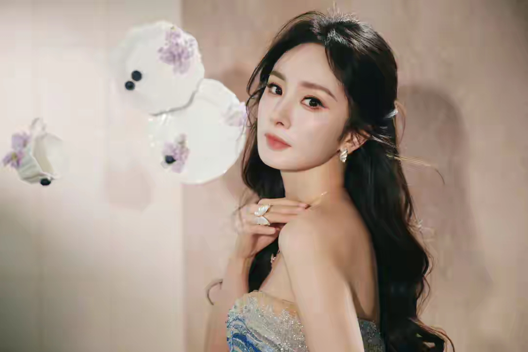 杨幂闪亮抹胸连衣裙