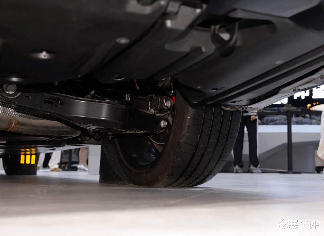 谁说丰田动力弱？2.0L双擎版亚洲龙起步轻快，市区油耗才4.5L