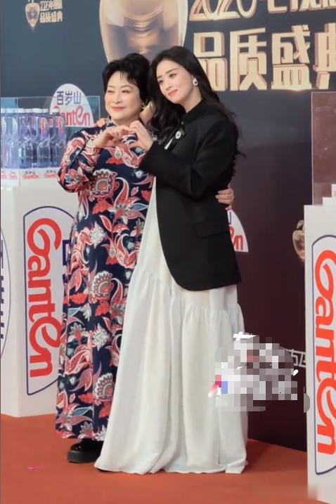 近距离看肖战,喝水嘟嘴卖萌,冷眼周深看白鹿,衣服廉价全是褶子