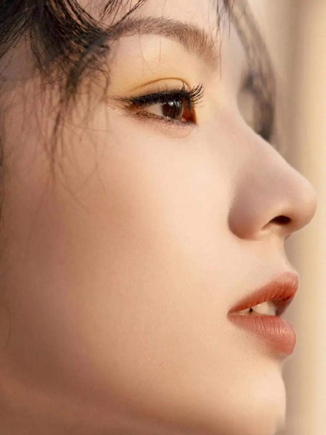 周也挂脖镂空白裙，清冷女神