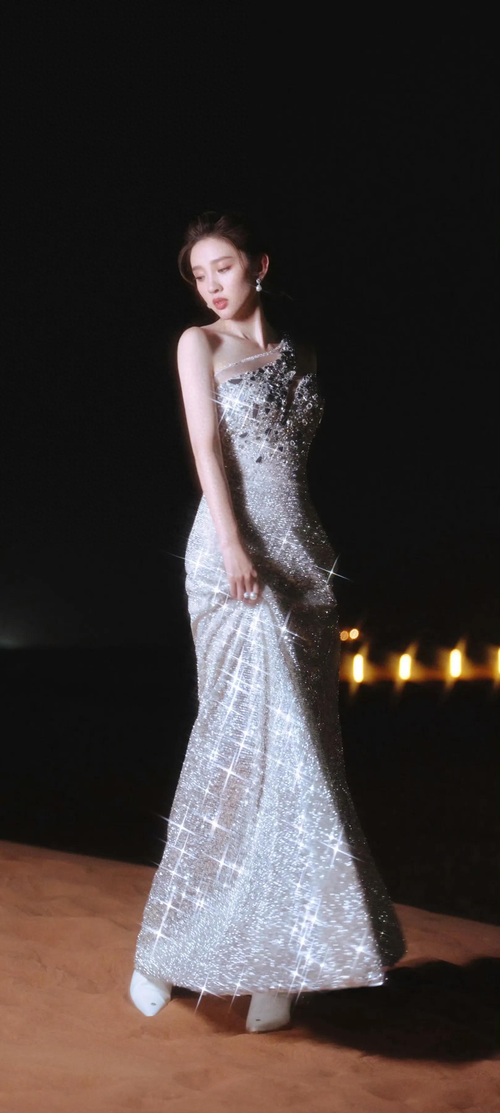 唐艺昕穿搭，银妆夏夜，闪闪清冷气质