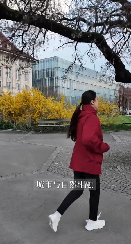 彻底撕破脸? 杨子带23岁新女友见母亲, 铜钱盆抢镜 黄圣依态度太意外