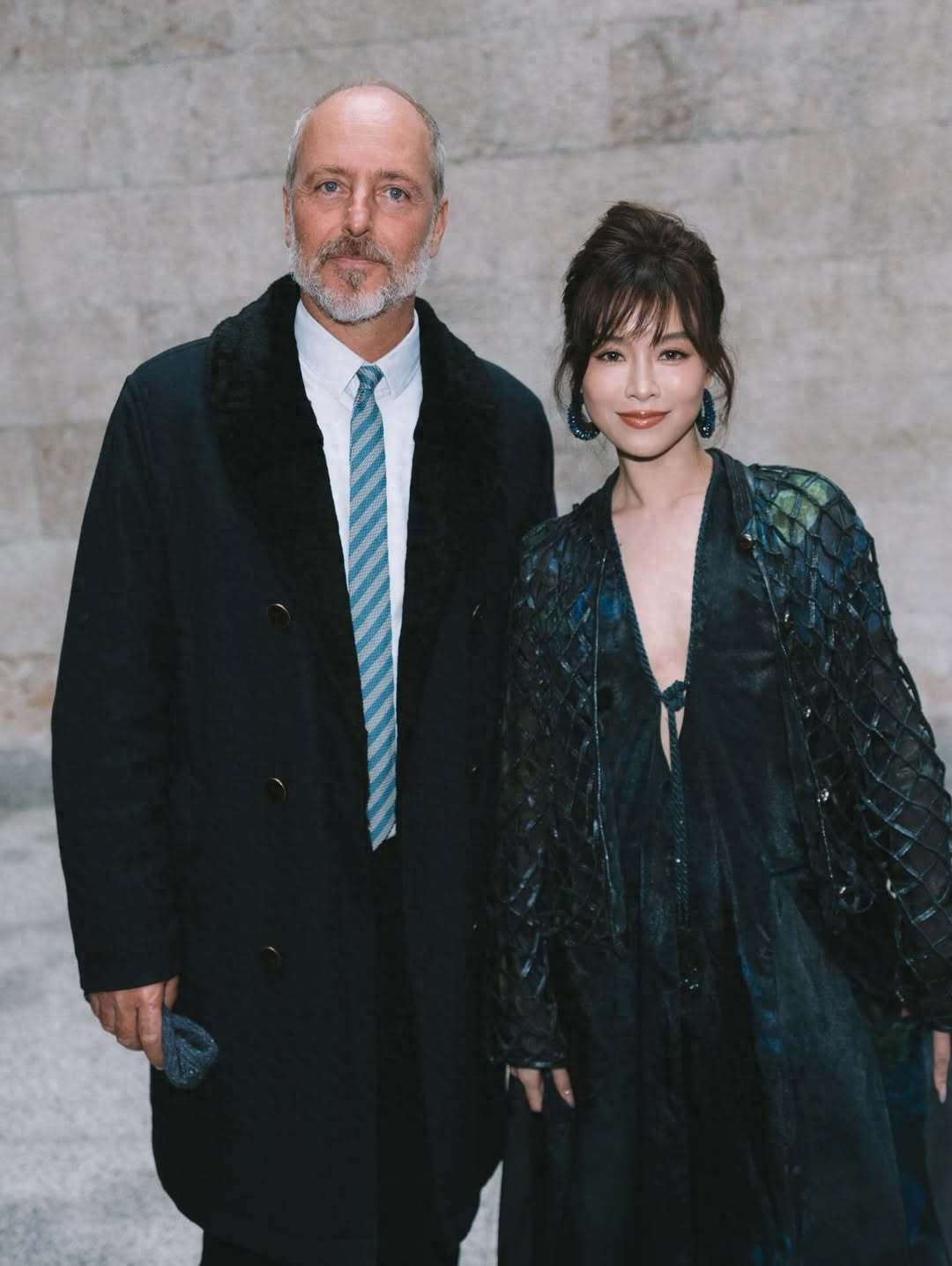 文咏珊亮相米兰时装周，身穿蓝色深V礼服，飘逸潇洒