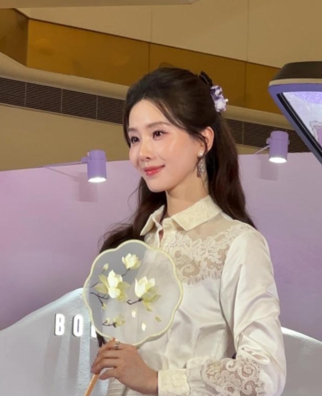 刘诗诗苏州活动生图，白缎蕾丝裙配半扎发，温婉又灵动