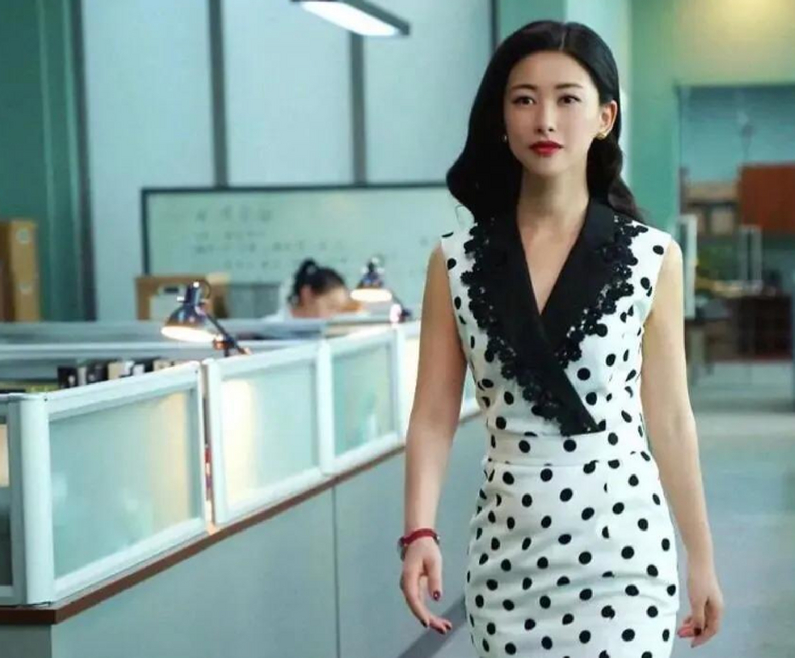 朱珠一家吃路边摊被偶遇！女儿热出一头汗，老公偷拍她满眼都是爱