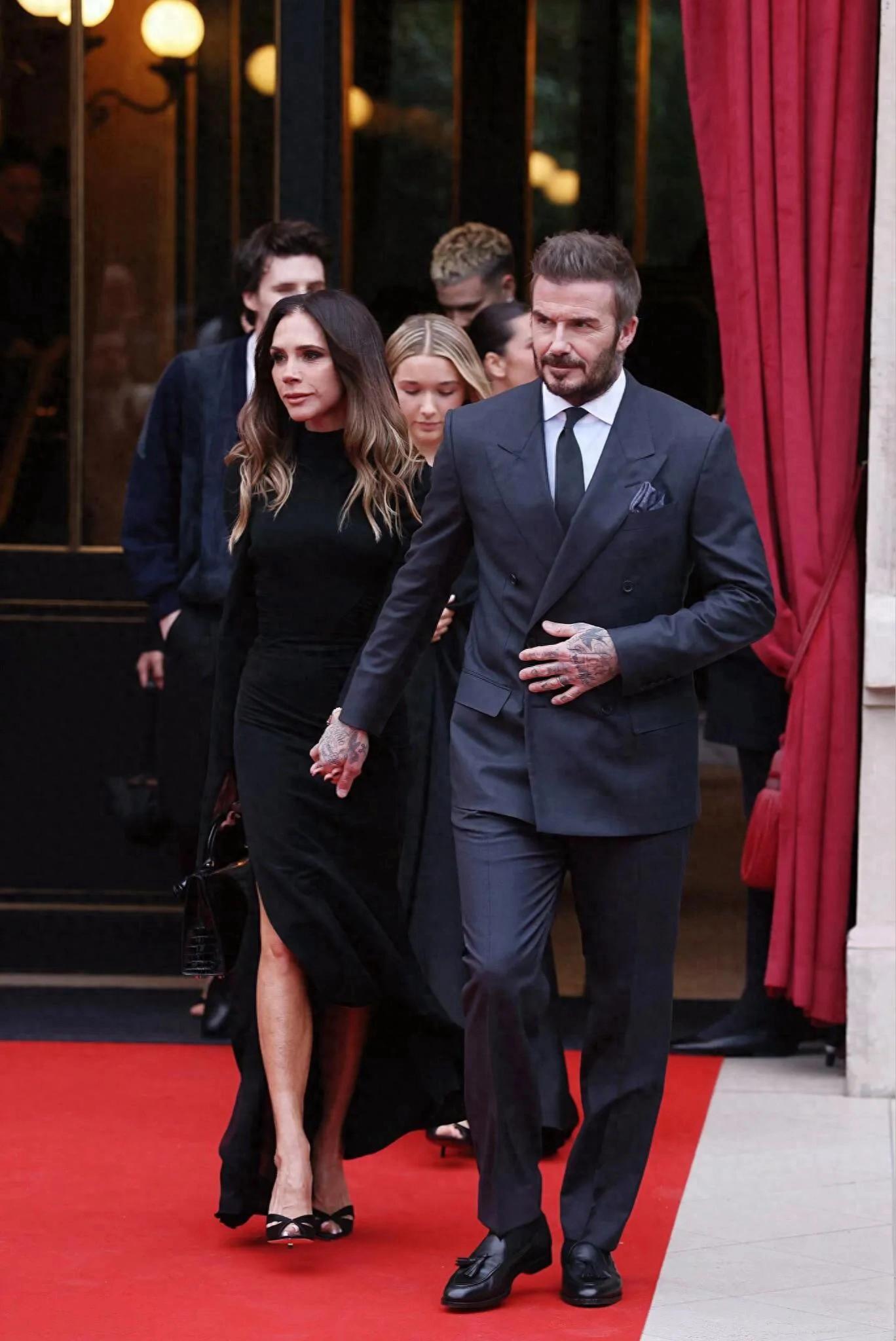 贝克汉姆拿14万爱马仕包，小七穿黑裙漂亮，维多利亚授勋很荣耀