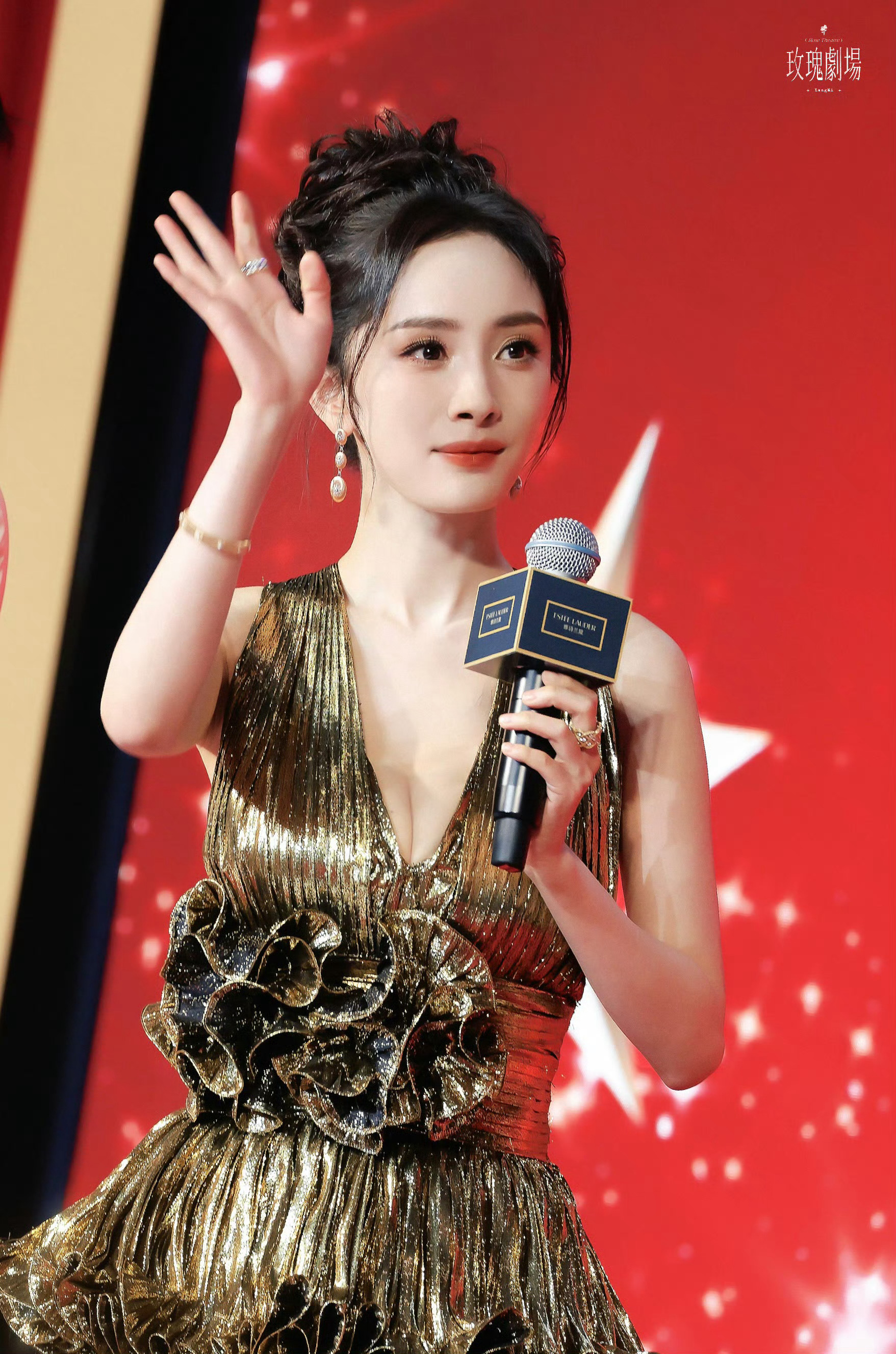 杨幂这深V剪裁简直是为她量身定做