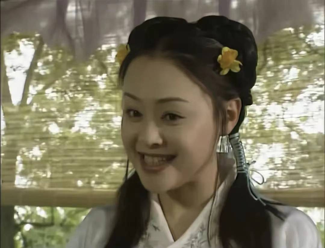 她演丫鬟让人记了25年，教授丈夫等她9年结婚，每月给10万零花钱