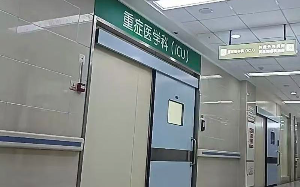 最解恨的就是现世报！嚣张邻居修“绝户坡”欺负人，结果一个月后绊倒80岁老太太送进了ICU