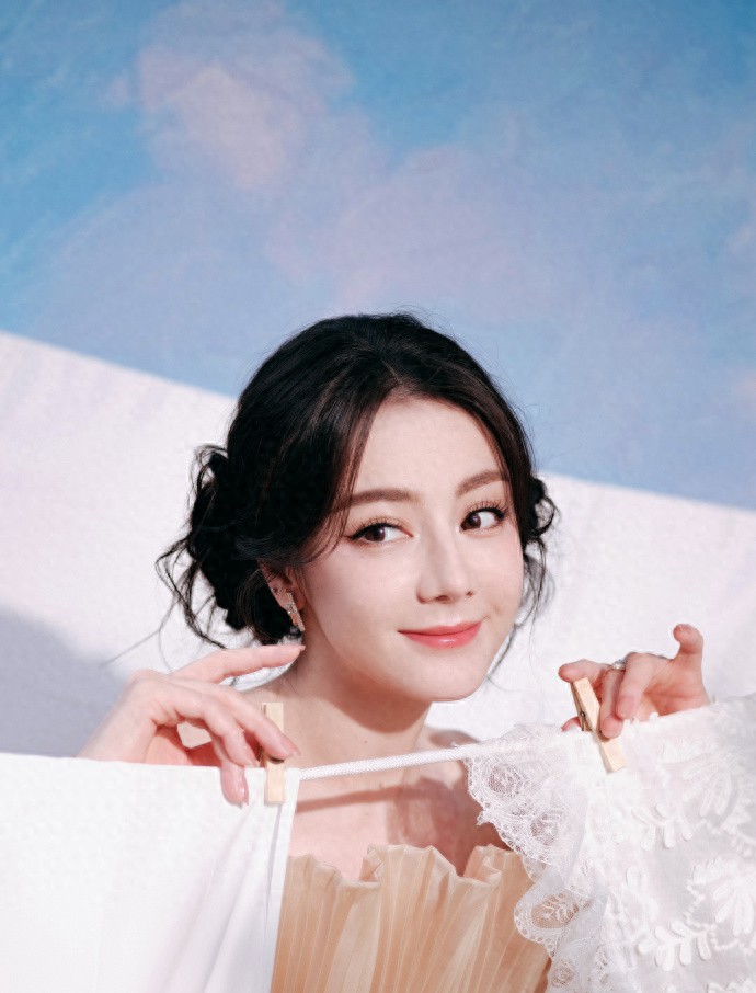 热巴新妆封神！换造型团队清透妆容出圈，顶流就该有顶配排面