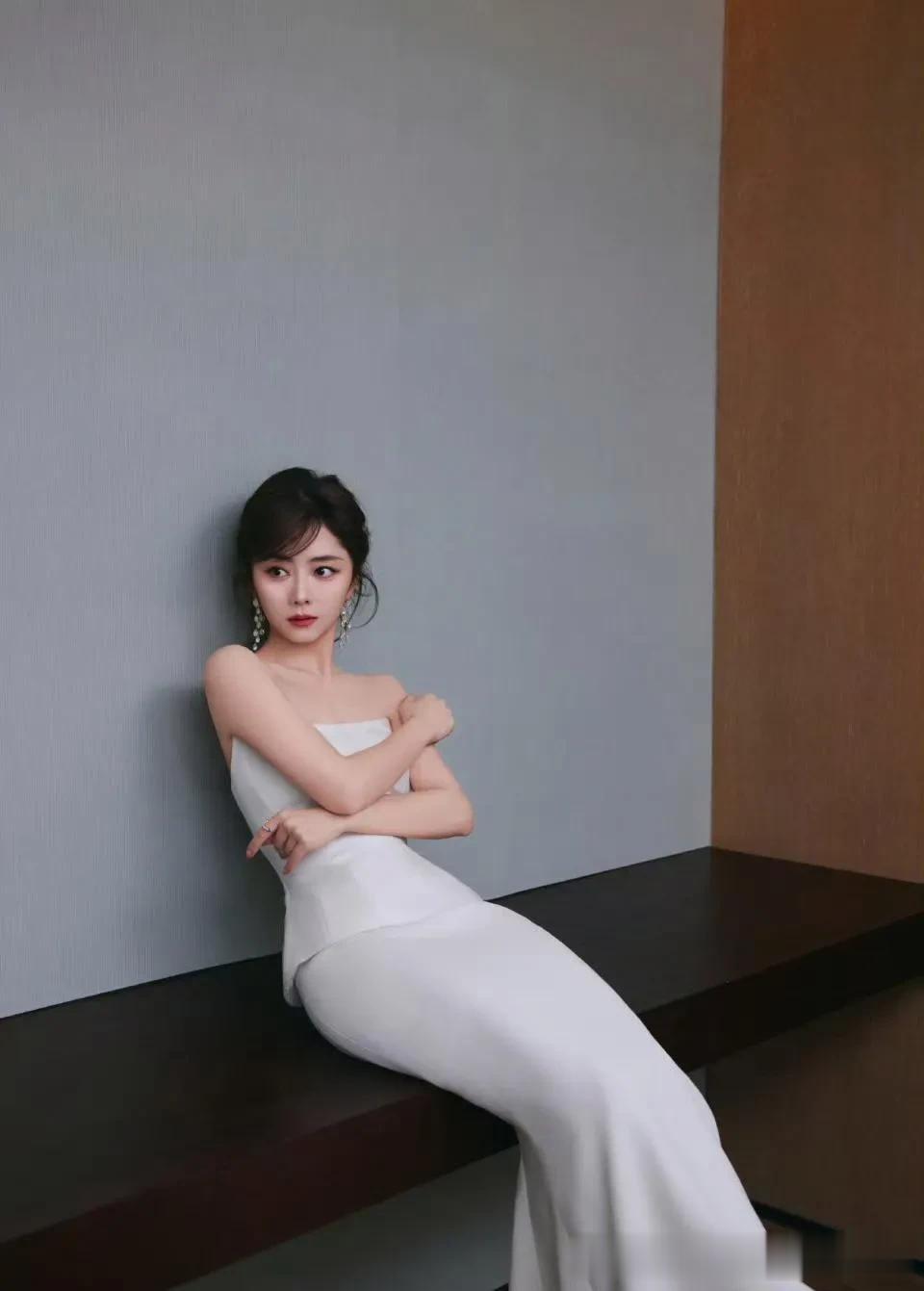 谭松韵越来越放得开了！穿抹胸上衣+鱼尾裙，窈窕曲线好抢镜！