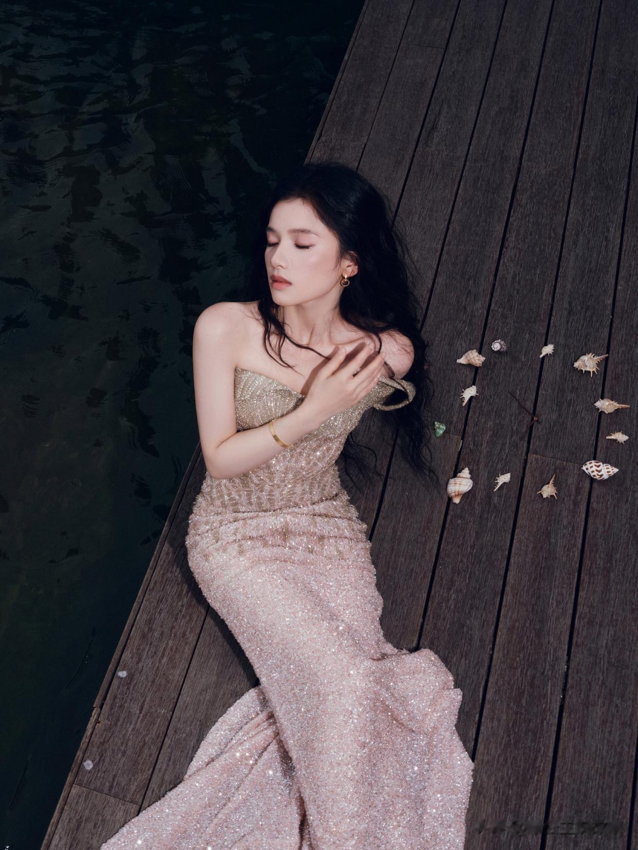 张婧仪 ELLE 红毯穿搭，姐姐这脸适配身材一绝。