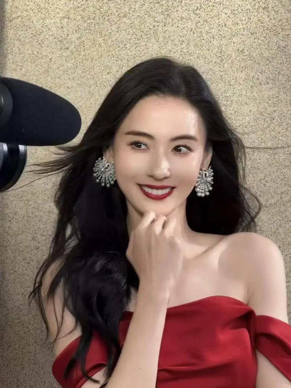 张柏芝今日穿红色抹胸裙写真,韵味十足的小阿姨