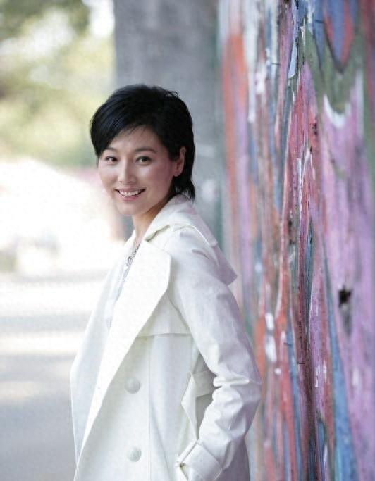 女星张延：嫁给比自己大5岁的香港丈夫，婚后育有一女，如今女儿颜值更胜一筹