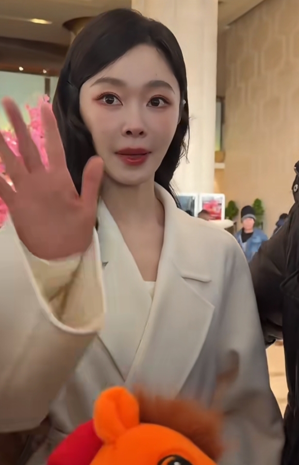 宋轶百花迎春晚会下班,系带白大衣配波浪卷发,优雅又甜美