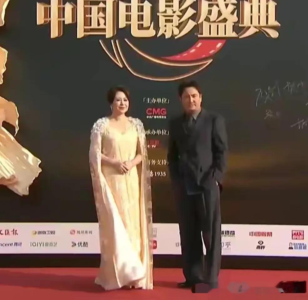 这红毯 丑哭了！周冬雨疯狂露背 马丽比沈腾还胖，章子怡穿成松紧带