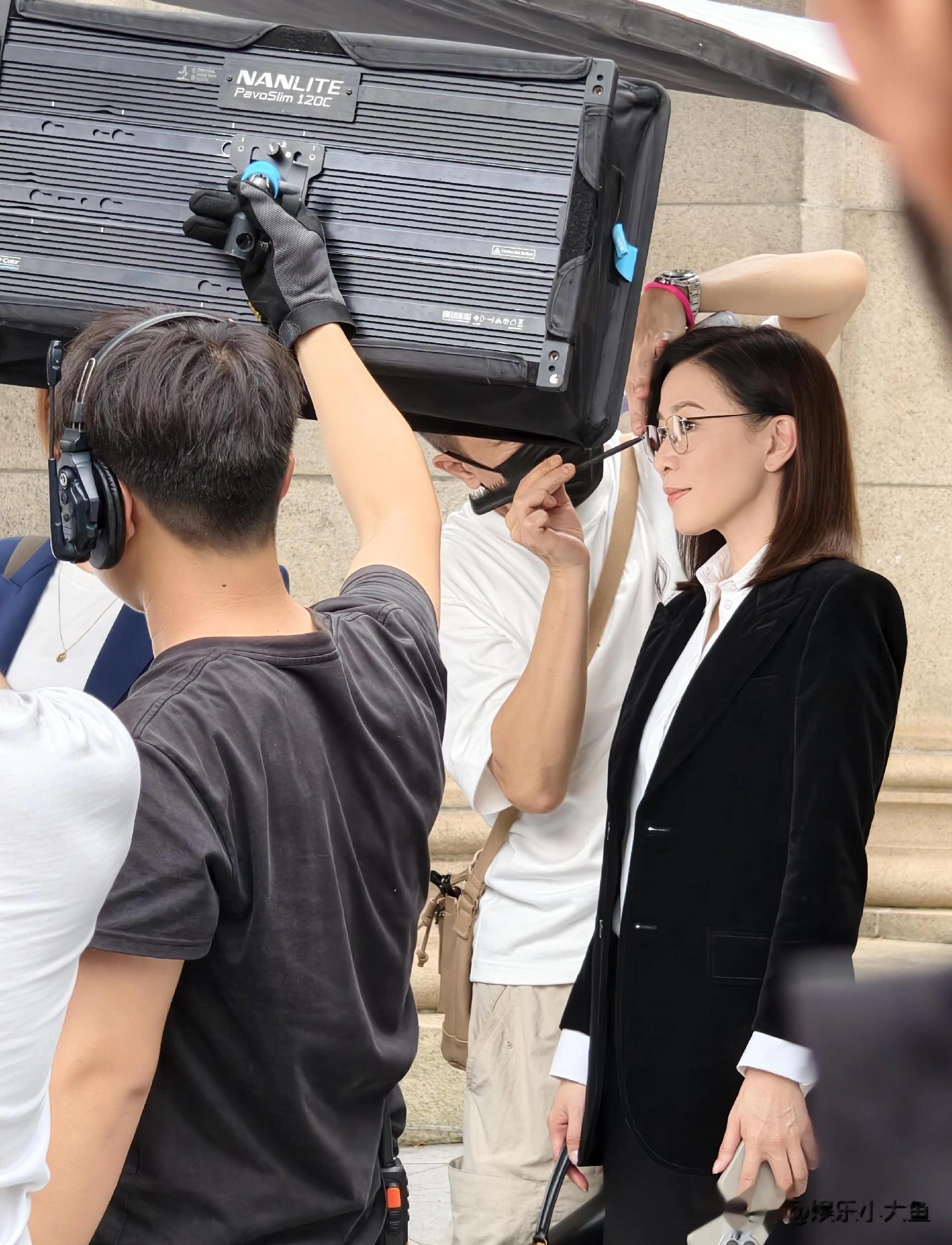 佘诗曼香港拍戏被偶遇，穿黑色西服戴着眼镜干练又气质，本人好美