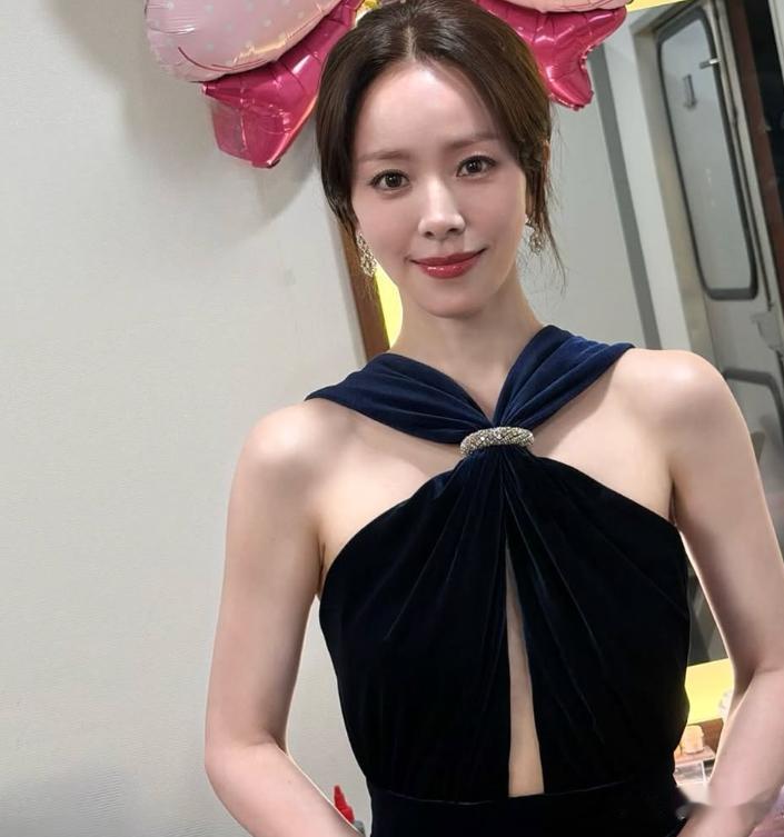 韩国女星怒揭娱乐圈黑暗面！为了保护后辈杠上导演，惨遭马赛克