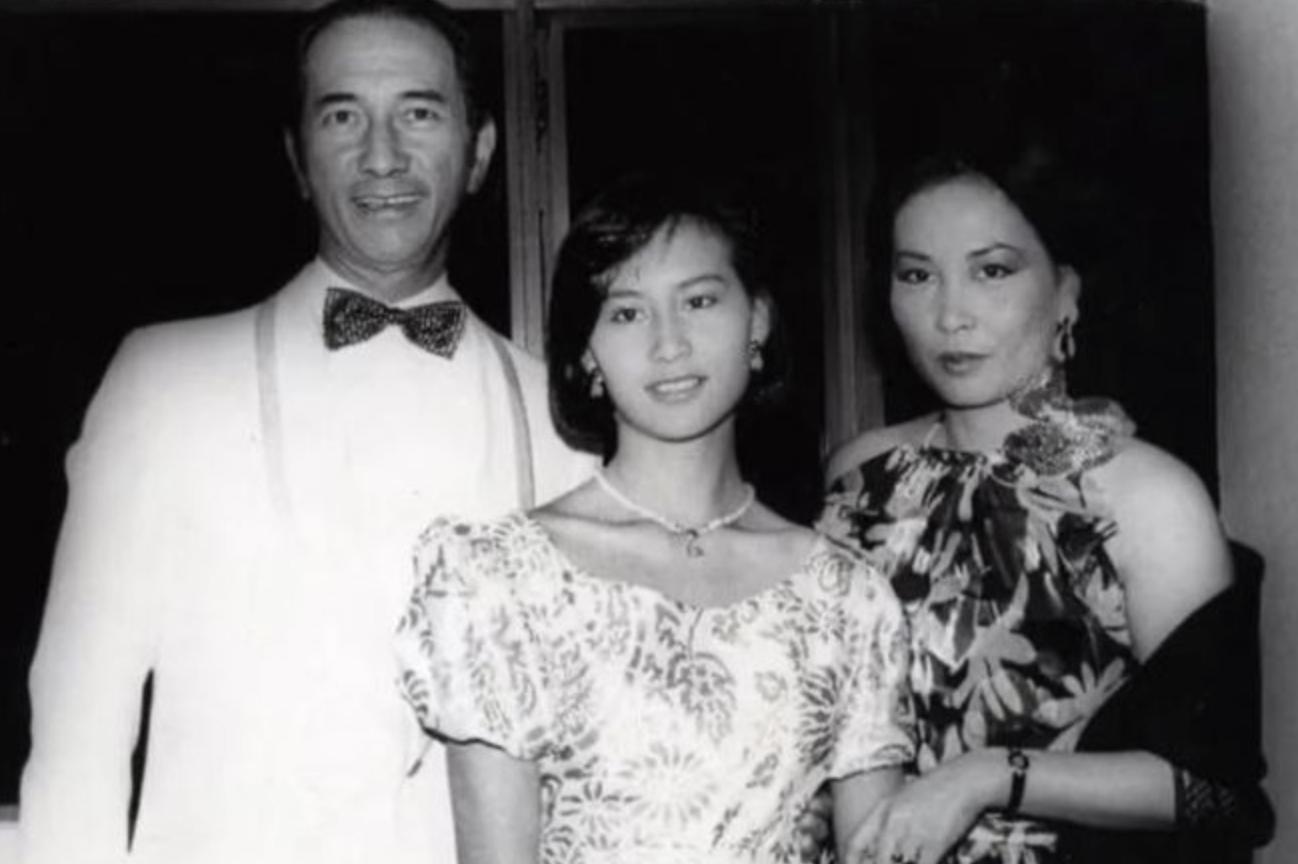 何鸿燊二房三代同堂照曝光，幼年何超琼像何超莲，与爷爷坐在一起