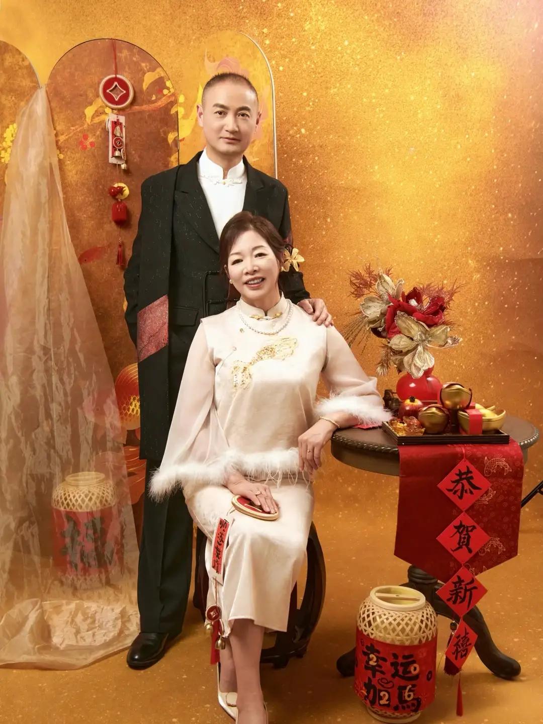 冯琳晒全家福,遗传了父母的好基因,孝顺体贴又优秀的女儿!