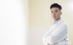 那个被全院嘲笑的扫地大爷，下一秒走上主席台，成了新任院长