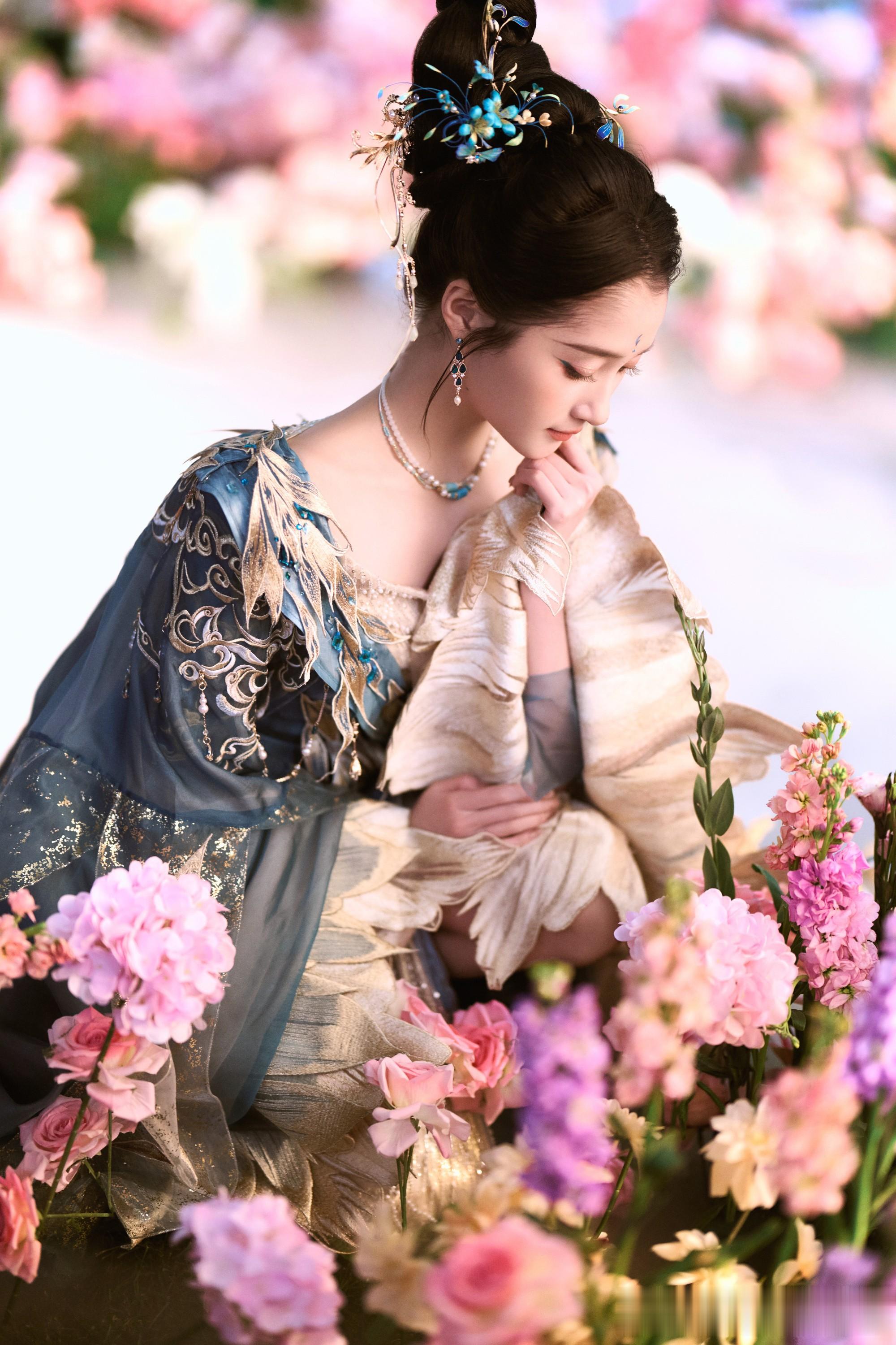 女星关晓彤惊鸿一瞥，花开富贵，犹如仙女下凡！