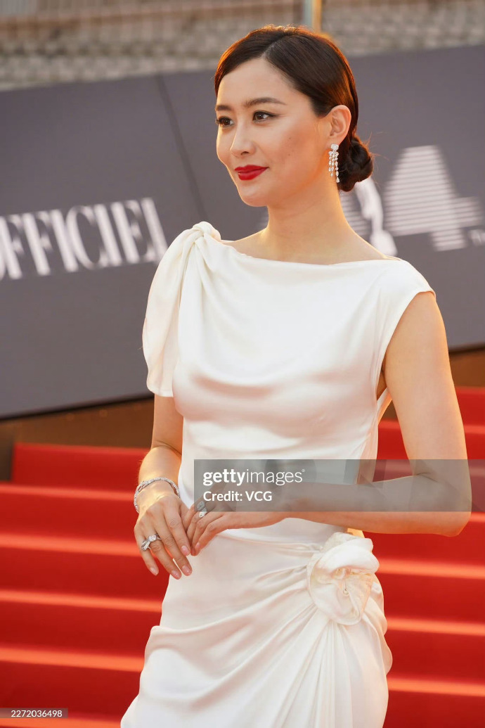 章子怡越老越富态，穿蓝色露背装衬出“奶白肌”，珠圆玉润太美了