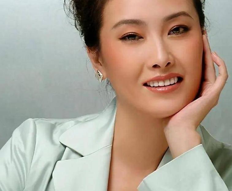 与男友同居8年无果,分手半年转身嫁企业CEO,如今一儿一女很幸福