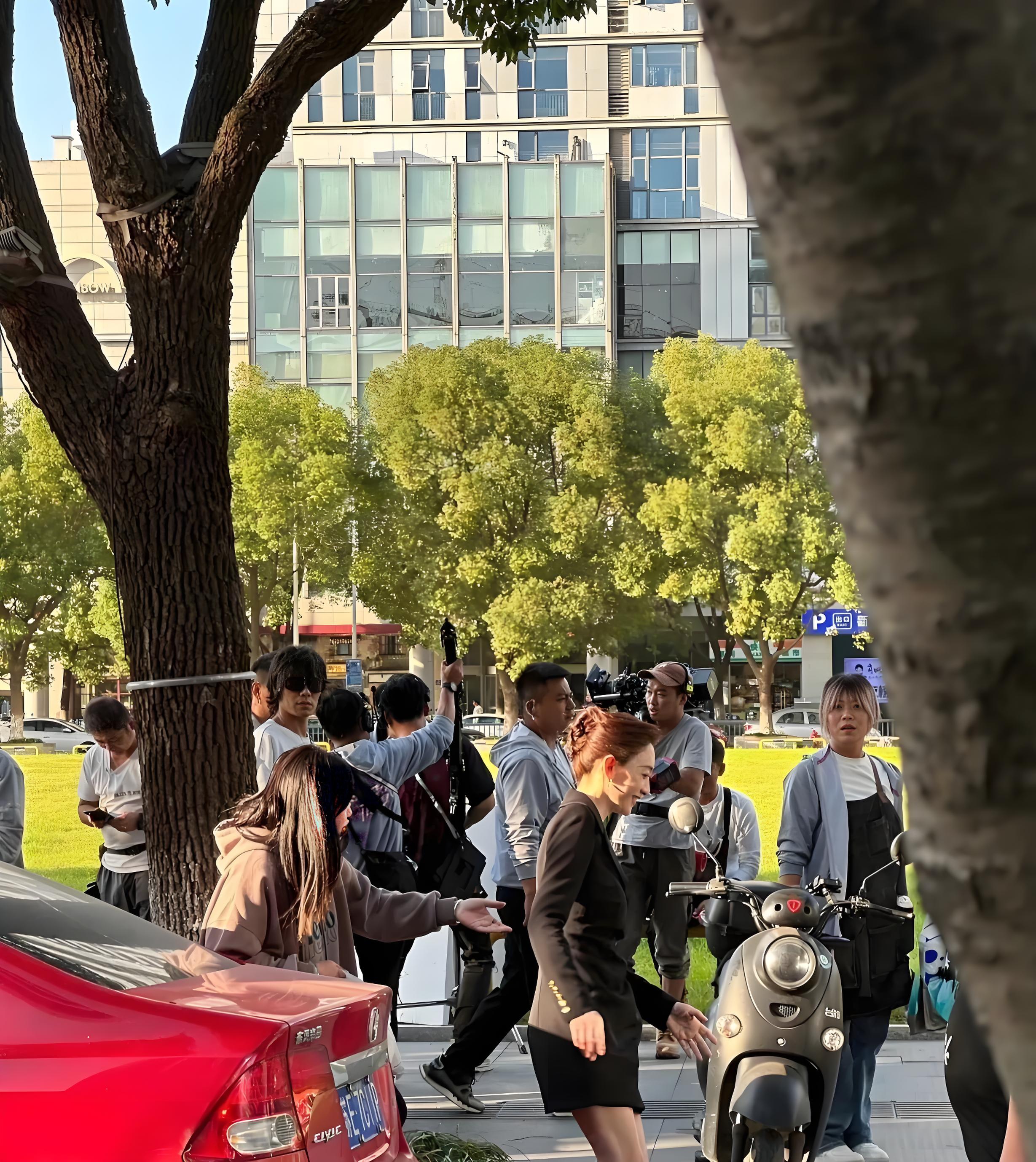 47岁李小冉在街头拍戏、本人又高又瘦,旁边围观的大叔都看呆了!