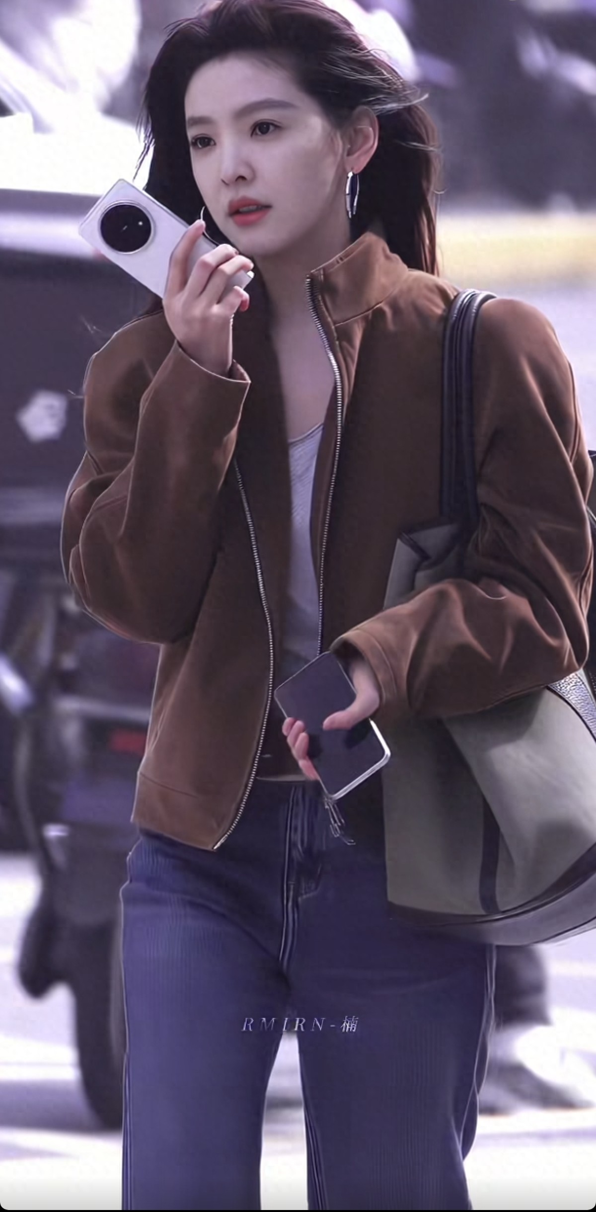 章若楠拍戏被偶遇,路人拍的视频太漂亮了吧,美的清新舒服自然!