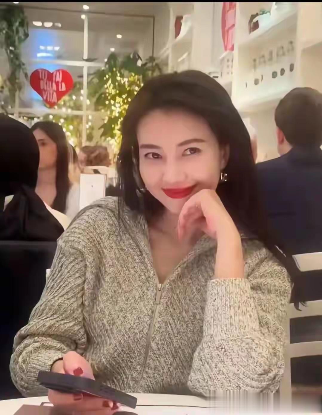 罗马遇见高圆圆，在普通人的镜头里，她完全就是一个自在的游客